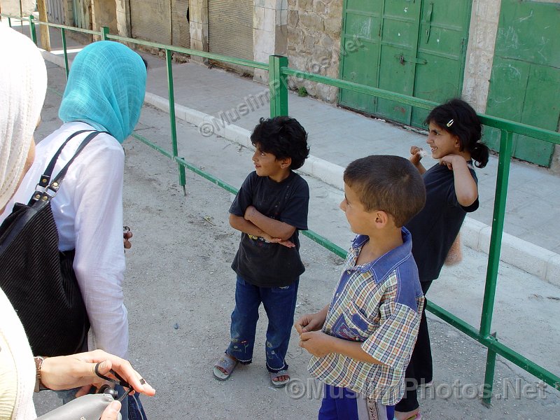 Kids outside the Ibrahimi mosque