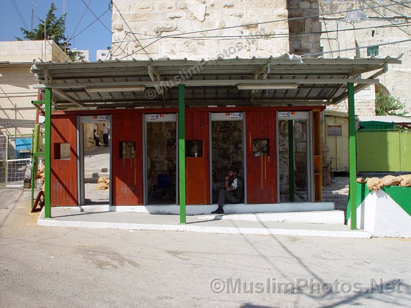 Checkpoint near the Ibrahimi mosque
